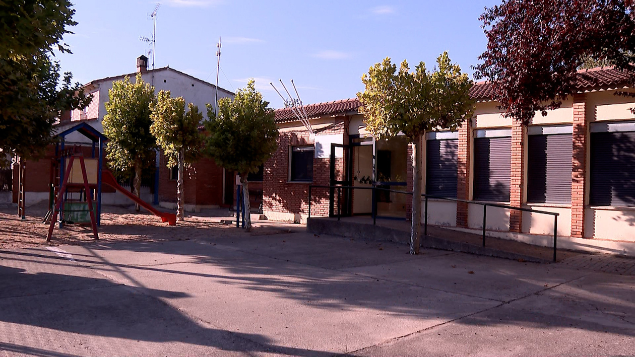La resistencia de la escuela rural: cuatro alumnos mantienen viva el aula de Cogeces de Íscar