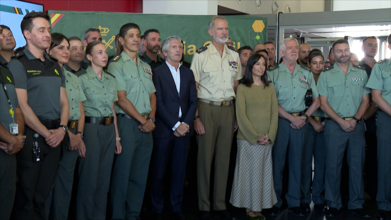 Felipe VI supervisa el despliegue de la Cibercomandancia de la Guardia Civil en León
