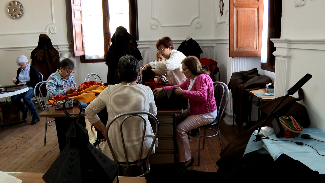 Alba y Aliste: el arte de coser la tradición en una capa medieval