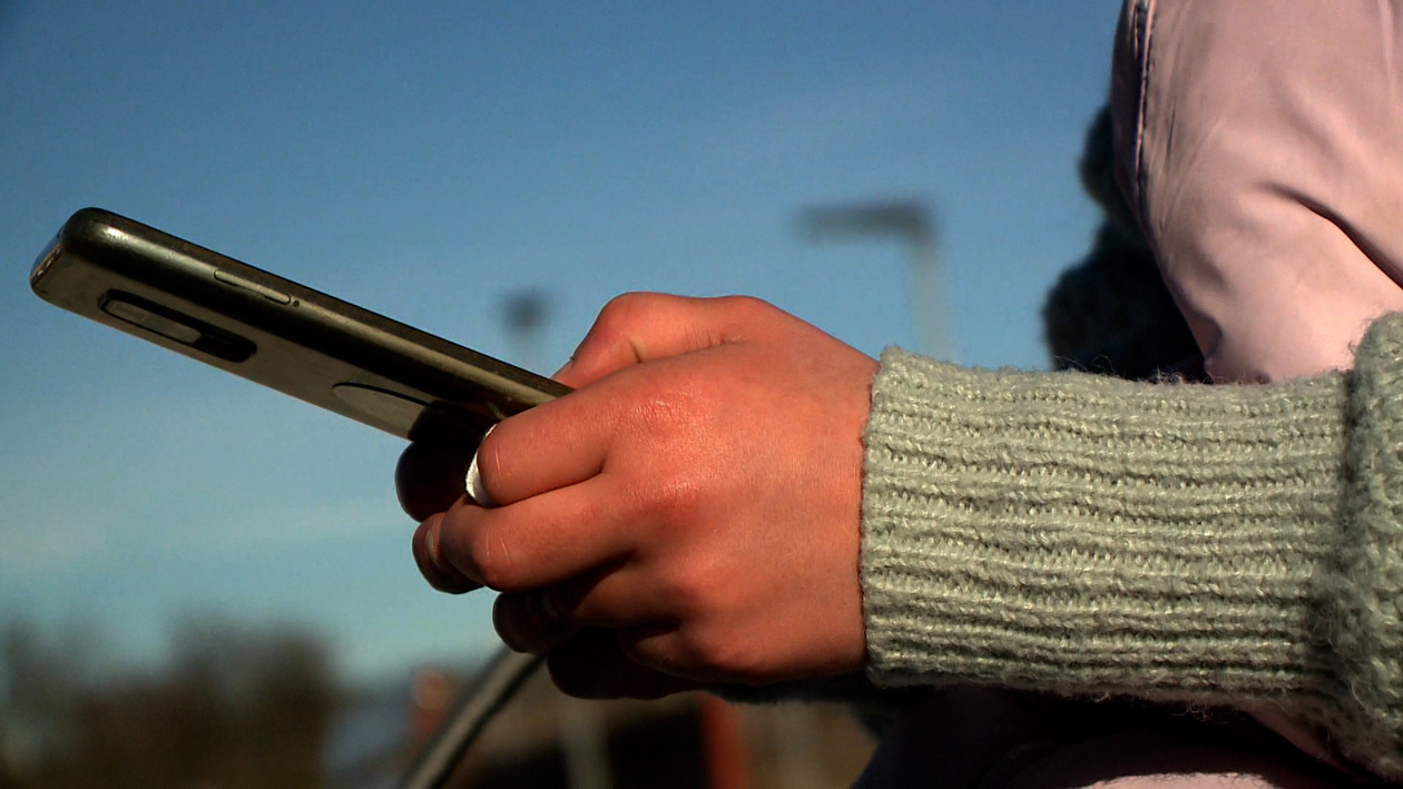 Límites legales y dudas técnicas ante el veto de las redes sociales a menores