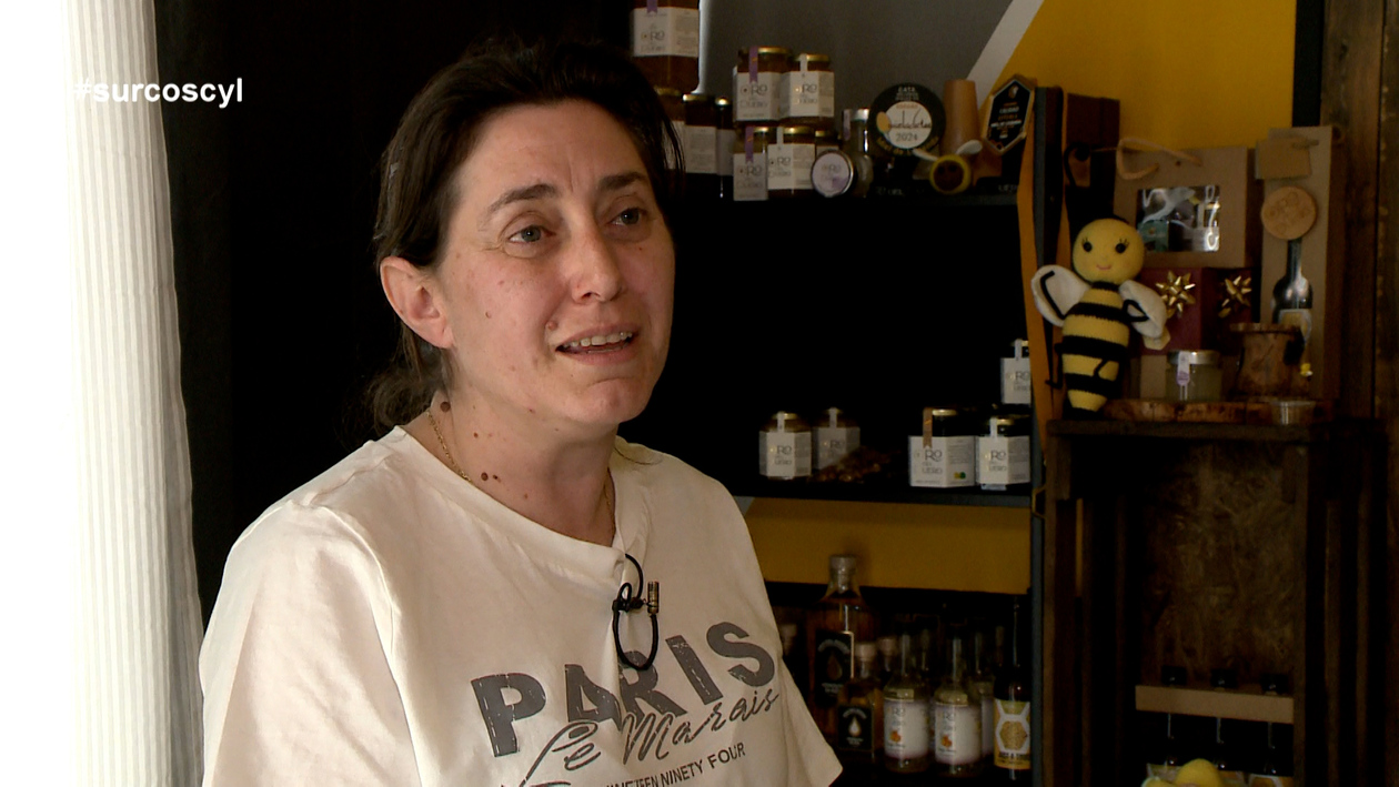 La historia de Clara y Beatriz: De controlar el vuelo de los aviones al de las abejas