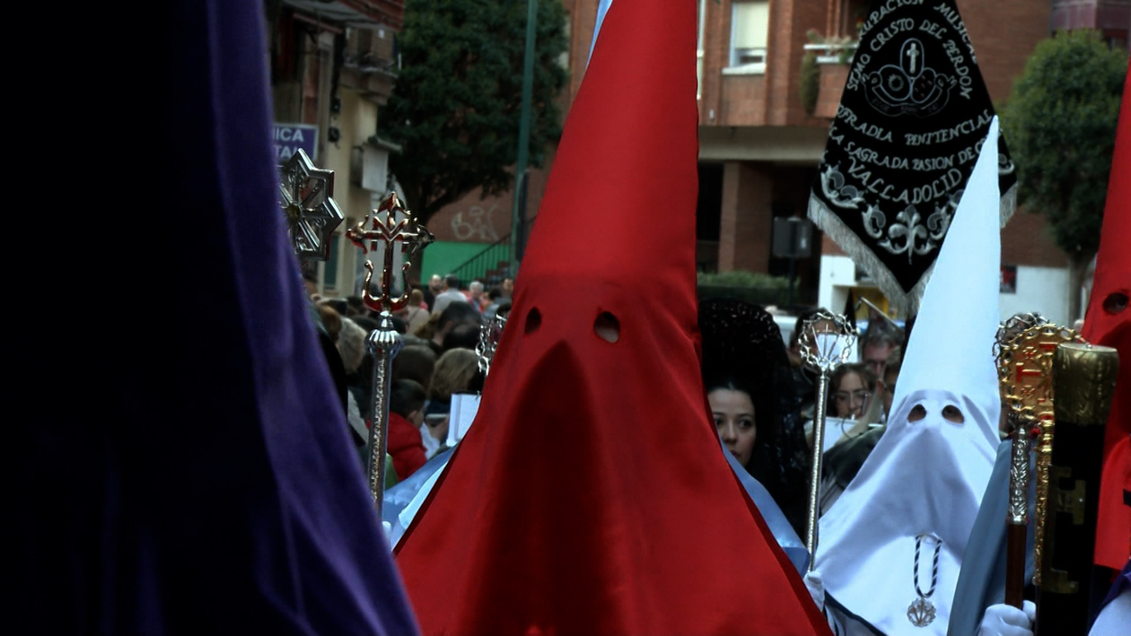 El hábito cofrade: siglos de historia bajo el terciopelo y el capirote