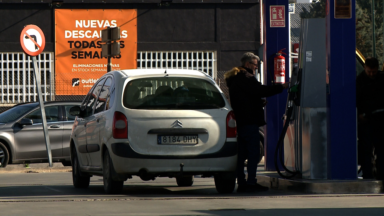 El precio del petróleo sube un 10% y las bolsas caen ante el conflicto en Irán