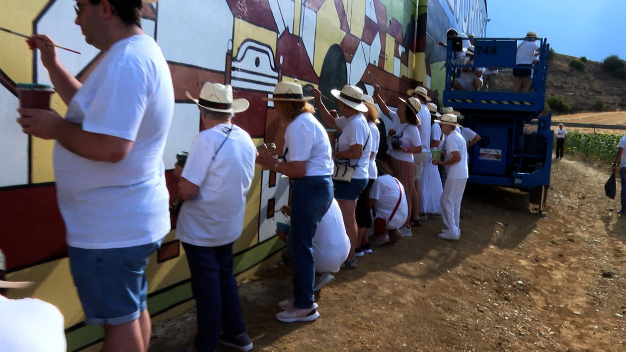 Polvorosa de Valdavia resucita el trabajo comunal 'a huebra' para transformar sus calles con arte urbano